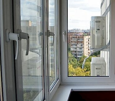 Остекление балкона 3 метра профилем КВЕ с детскими замками